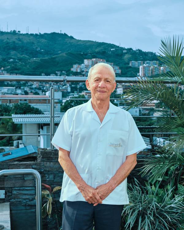 Dr. Jaime R. Arias: Cirujano Plástico Experto Dr. Jaime R. Arias, cirujano plástico de gran experiencia en Cali, reconocido por su trayectoria en cirugía estética y reconstructiva.